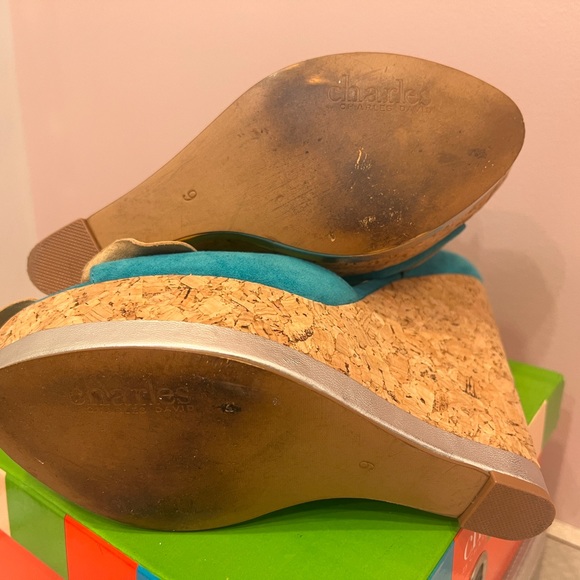 Charles David platform suede / cork wedge sandals w/ flower detail. Size 9 - Picture 6 of 7